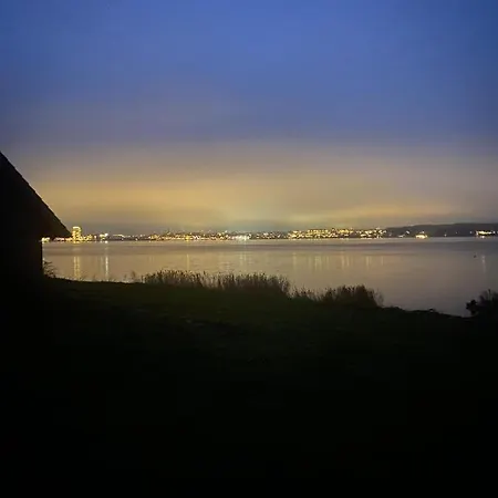 Hytte I Forste Raekke Til Fjord Holbaek